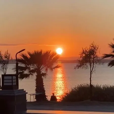 Lueks, Size Oezel Deniz Ve Havuz * Çeşme